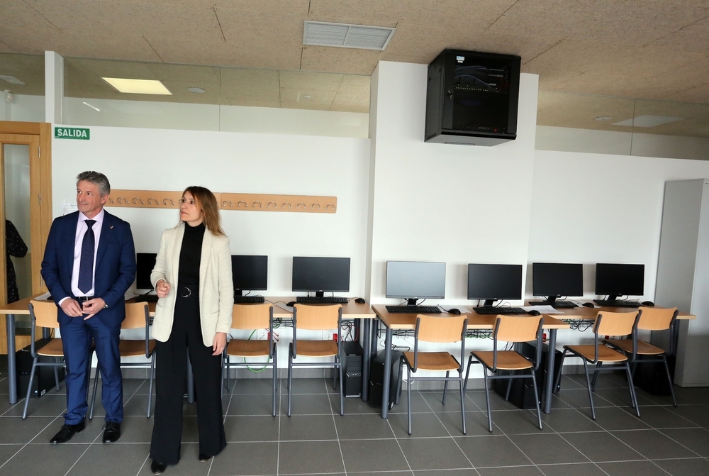 La consejera de Educación, Rocío Lucas, visita el Instituto de Enseñanza Secundaria Obligatoria (ESO) de Arroyo de la Encomienda.
