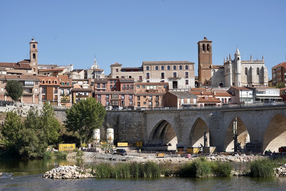 La restauración del puente medieval de Tordesillas terminará en primavera.