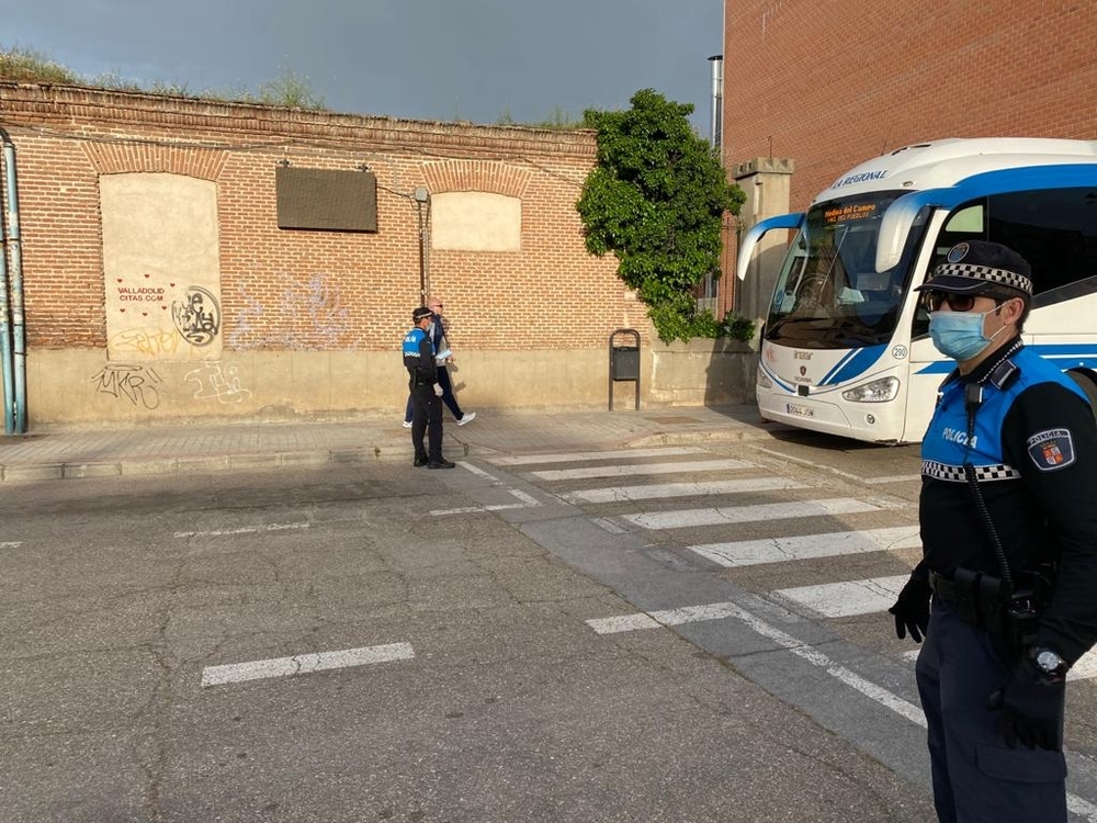 Reparto de mascarillas en el transporte público en Medina del Campo.  / D.V.