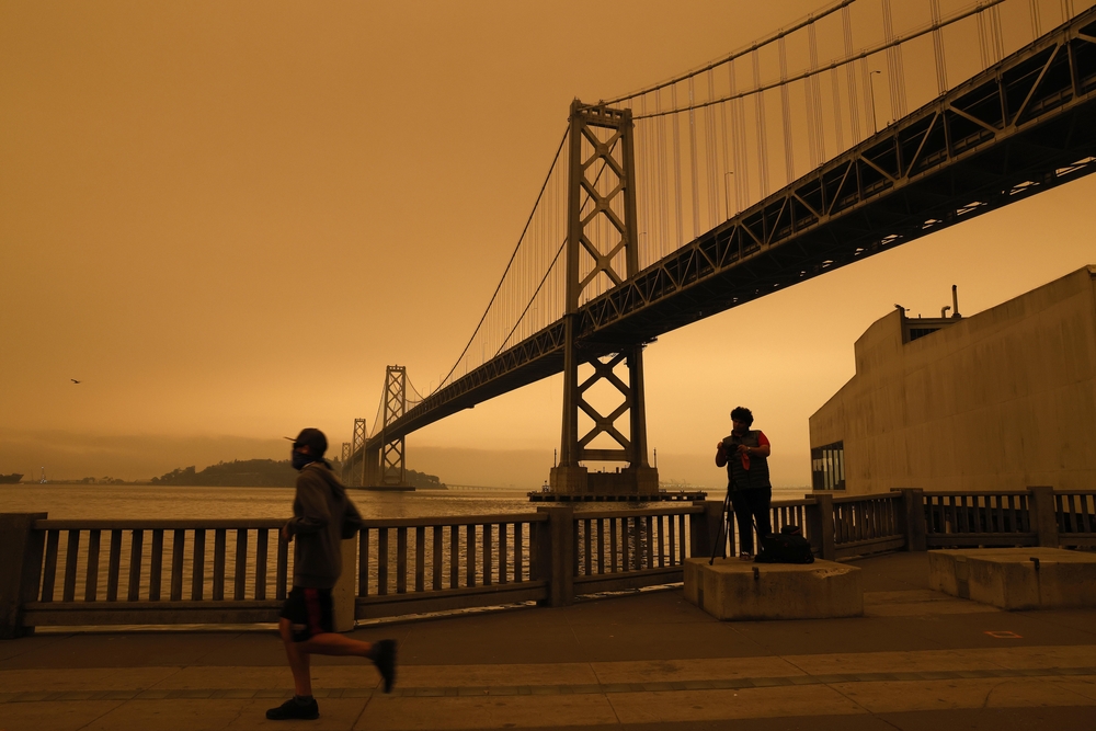 Wildfire smoke turns San Francisco Bay Area sky orange  / JOHN G. MABANGLO