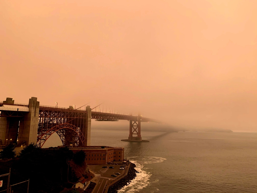El humo y la niebla cubren San Francisco de un cielo naranja apocalÁ­ptico  / MARC ARCAS