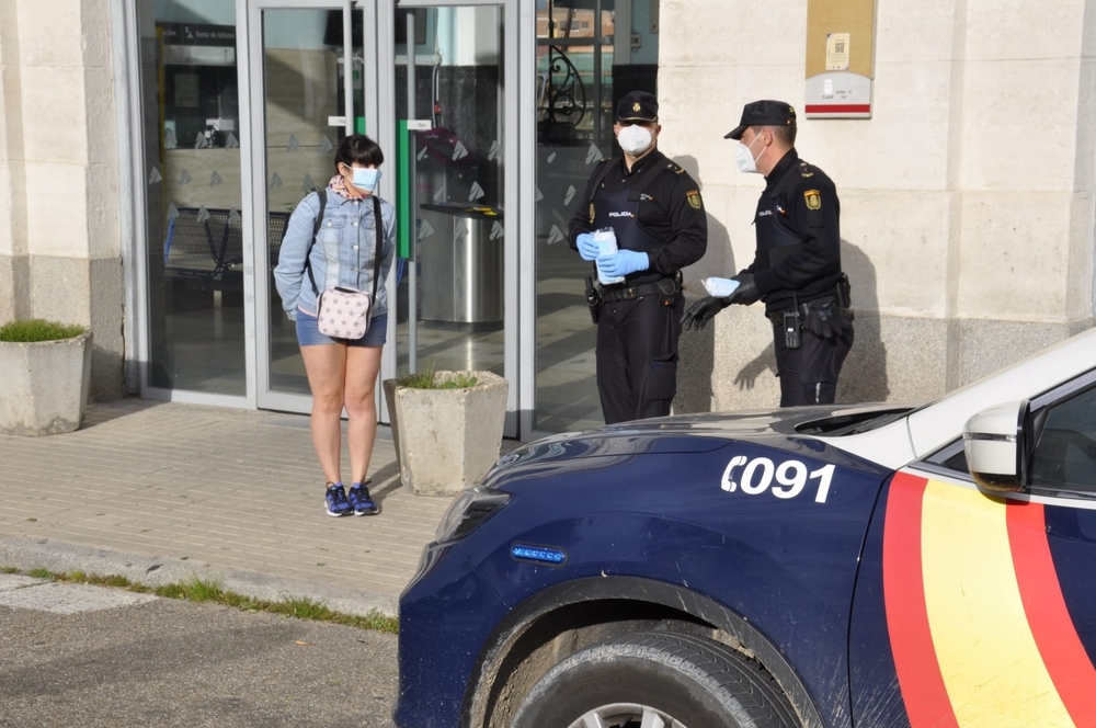 Reparto de mascarillas en el transporte público  / D.V.