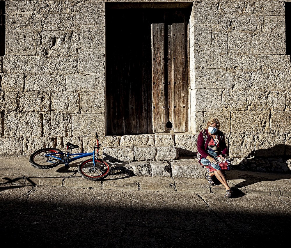 Una vecina de Velliza, junto a la bici de su nieto. 