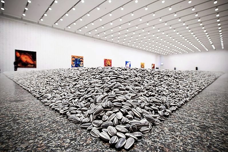 Obra compuesta por 100 toneladas de pipas de girasol hechas de porcelana