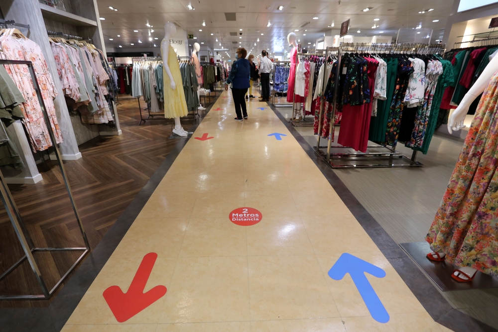 Señales en el suelo marcan el camino a seguir por los clientes.