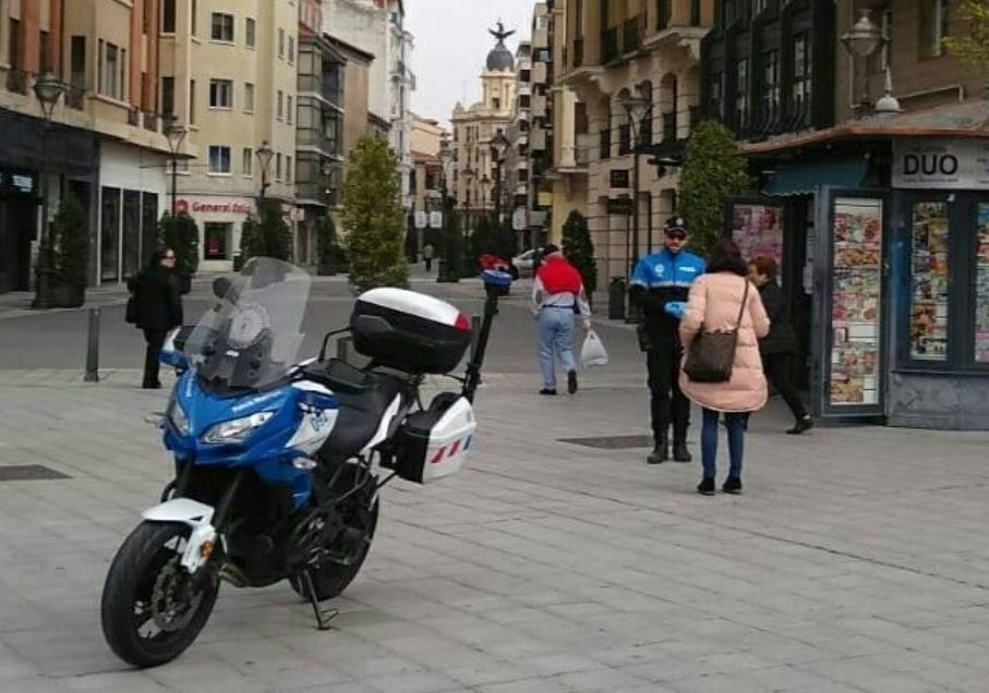 Un agente de la Policía Local en la calle Santiago