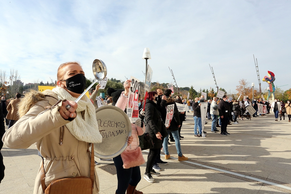 Manifestación de la Asociación de Empresarios de Hostelería de Valladolid para reclamar ayudas por el cierre de los establecimientos