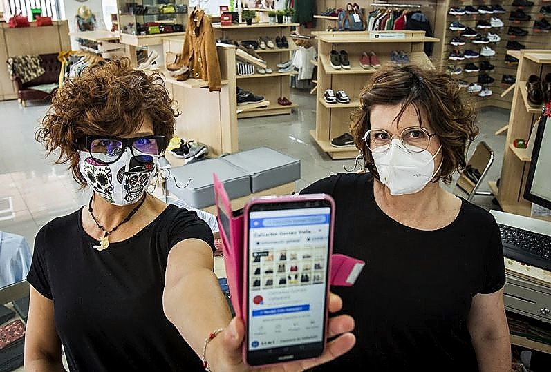 Las hermanas Esperanza y Begoña Gómez se apoyan en las redes sociales para dinamizar la actividad de su zapatería.