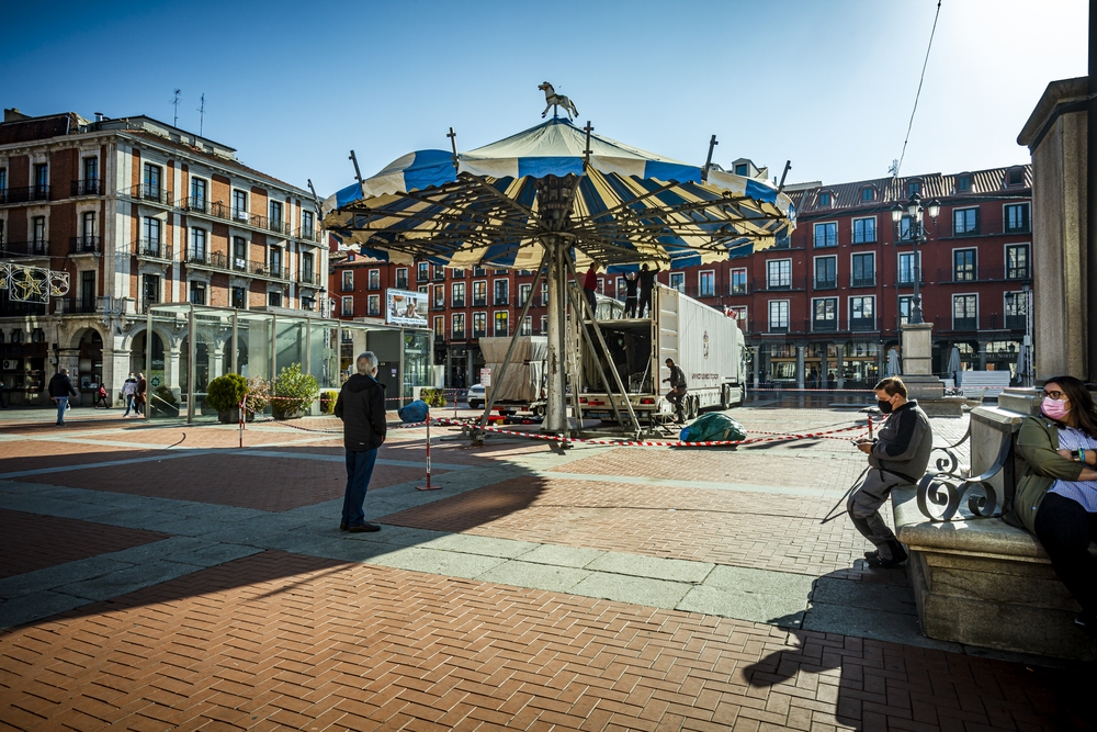 Instalación del Carrusel y del Mercado Navideño en la Plaza Mayor