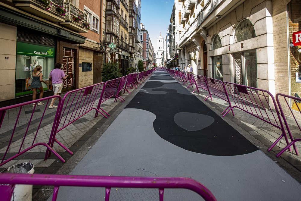 Pintan el pavimento de la calle Regalado  / JONATHAN TAJES
