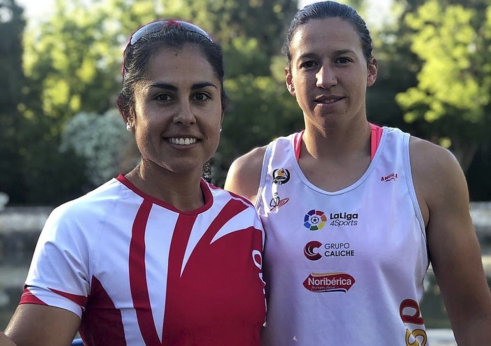 Patricia Coco (a la derecha), con su nueva compañera de barco, María Corbera.