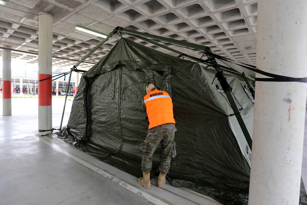 Una unidad militar instala tiendas para hacer test rápidos en el Hospital Río Hortega.