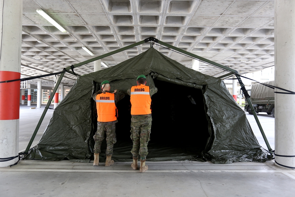 Una unidad militar instala tiendas para hacer test rápidos en el Hospital Río Hortega.  / ICAL