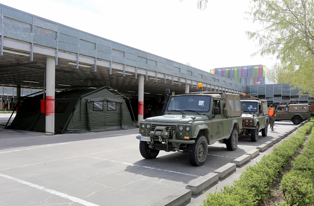 Una unidad militar instala tiendas para hacer test rápidos en el Hospital Río Hortega.  / ICAL