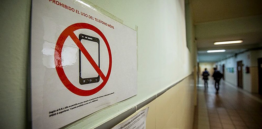 Los institutos endurecen las restricciones al uso del móvil