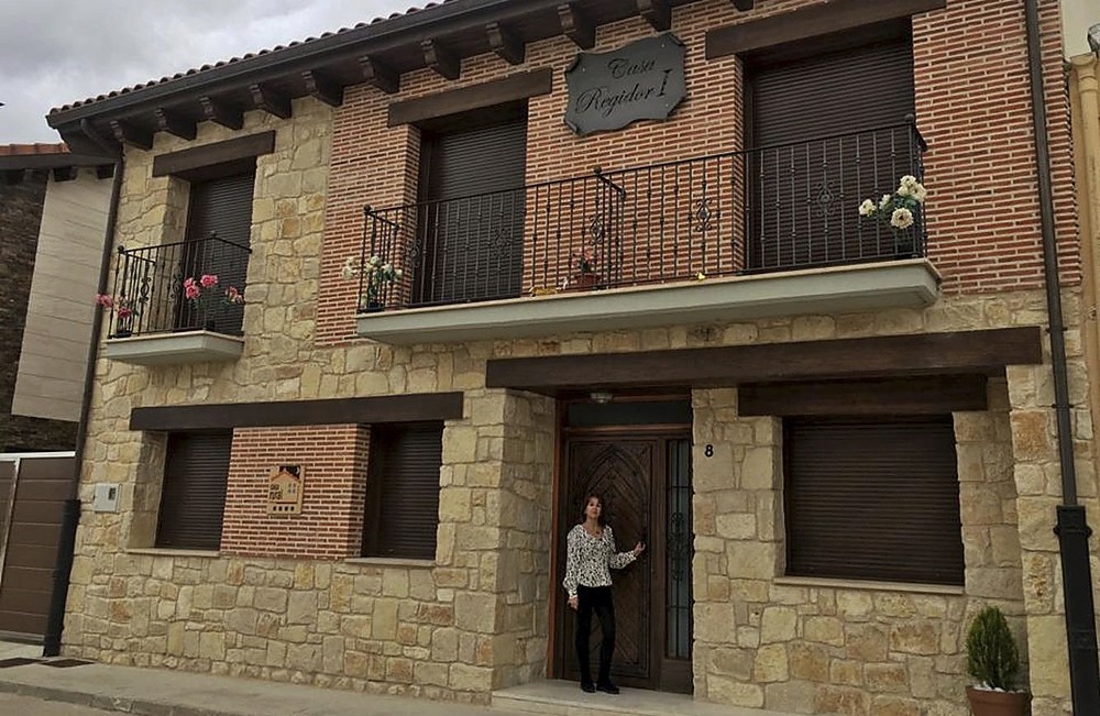 Begoña Tejedor, en la facha de sus casas rurales Regidor I y II en la localidad de Rábano.