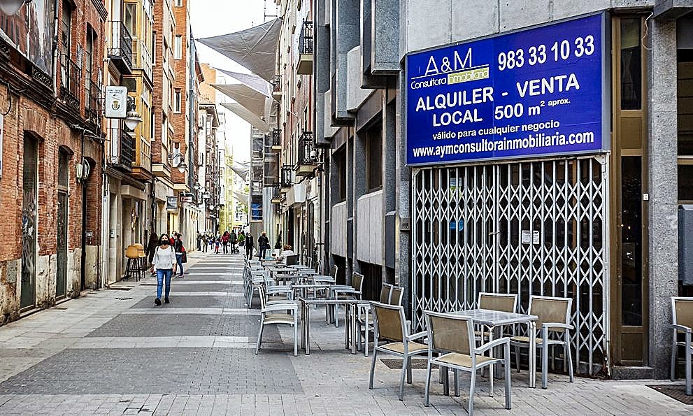 La calle Santa María era la que en 2019 tenía, porcentualmente, más locales vacíos, según Avadeco.