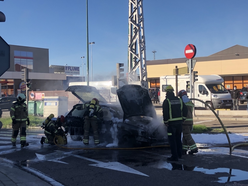 Los Bomberos de Valladolid intervienen para apagar un coche calcinado en Argales.