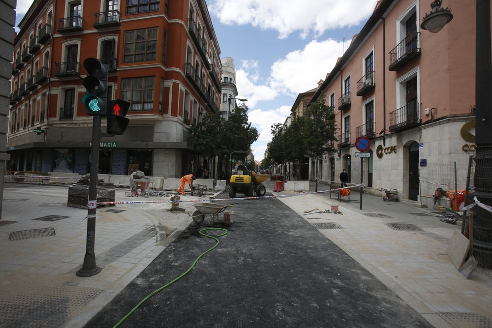 Obras en las calles Claudio Moyano y Duque de la Victoria  / JONATHAN TAJES