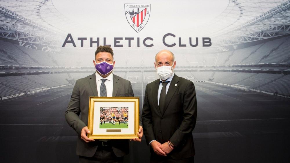 Reconocimiento del Athletic Club a Ronaldo Nazário en su primera visita al Nuevo San Mamés como presidente del Real Valladolid.