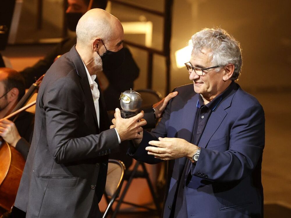 El director Alfredo Sanzol (i) tras recibir de manos del escritor Bernardo Atxaga el premio a mejor espectáculo de teatro  / LUIS TEJIDO
