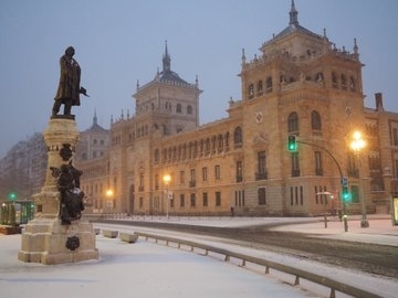 La nieve cubre de blanco Valladolid y genera complicaciones