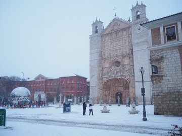 La nieve cubre de blanco Valladolid y genera complicaciones