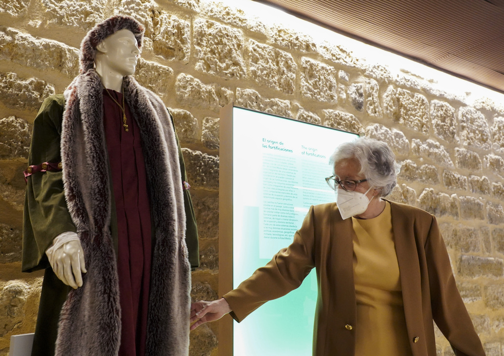 La Diputación de Valladolid recibe la colección de trajes artesanales de época de Inés Gutiérrez Polo