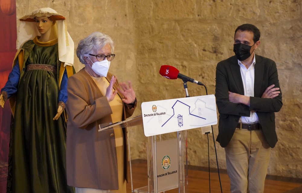 La Diputación de Valladolid recibe la colección de trajes artesanales de época de Inés Gutiérrez Polo  / R.VALTERO / ICAL