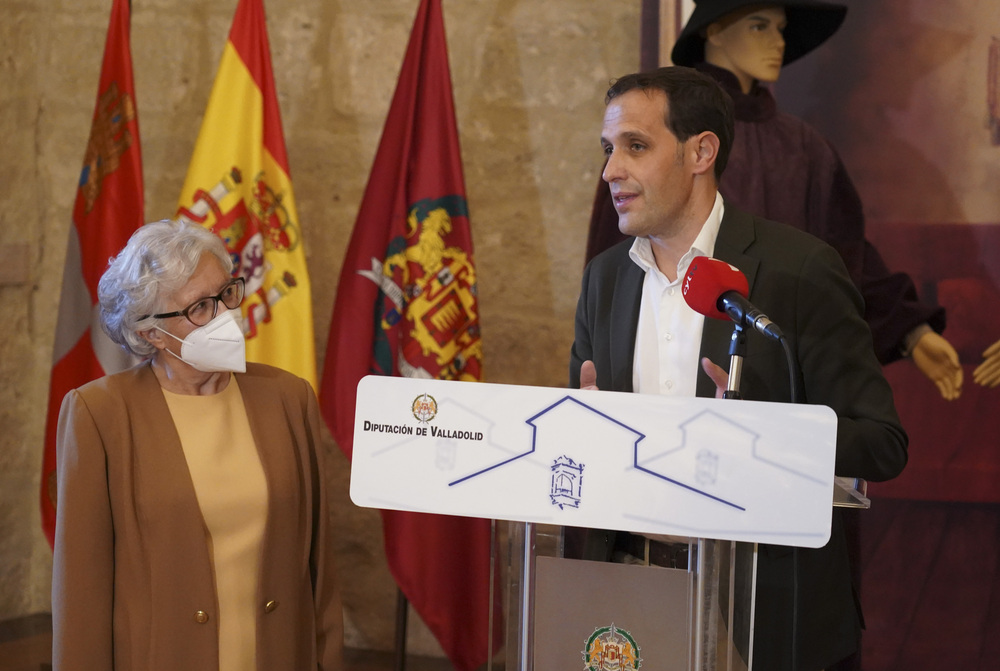 La Diputación de Valladolid recibe la colección de trajes artesanales de época de Inés Gutiérrez Polo  / R.VALTERO / ICAL
