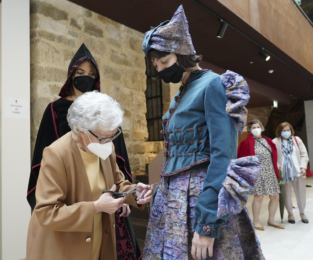 La Diputación de Valladolid recibe la colección de trajes artesanales de época de Inés Gutiérrez Polo  / R.VALTERO / ICAL