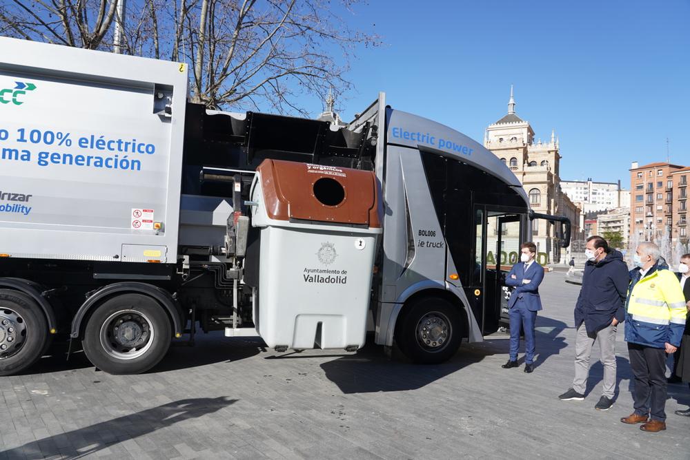 Presentación del prototipo de vehículo eléctrico de recogida de residuos del Ayuntamiento de Valladolid  / MIRIAM CHACÓN / ICAL