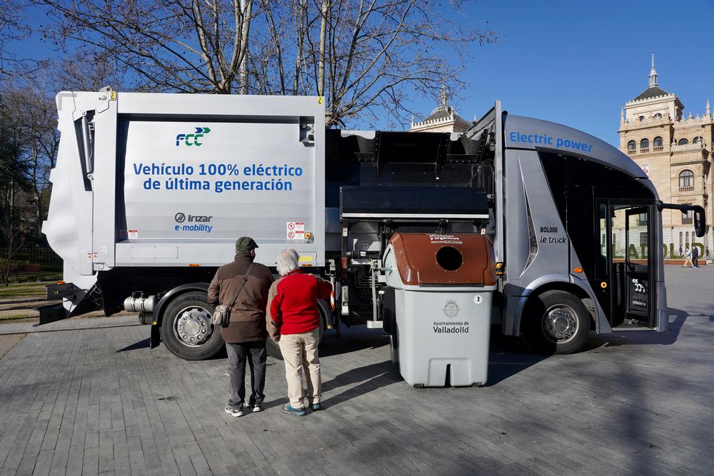 Presentación del prototipo de vehículo eléctrico de recogida de residuos del Ayuntamiento de Valladolid  / MIRIAM CHACÓN / ICAL