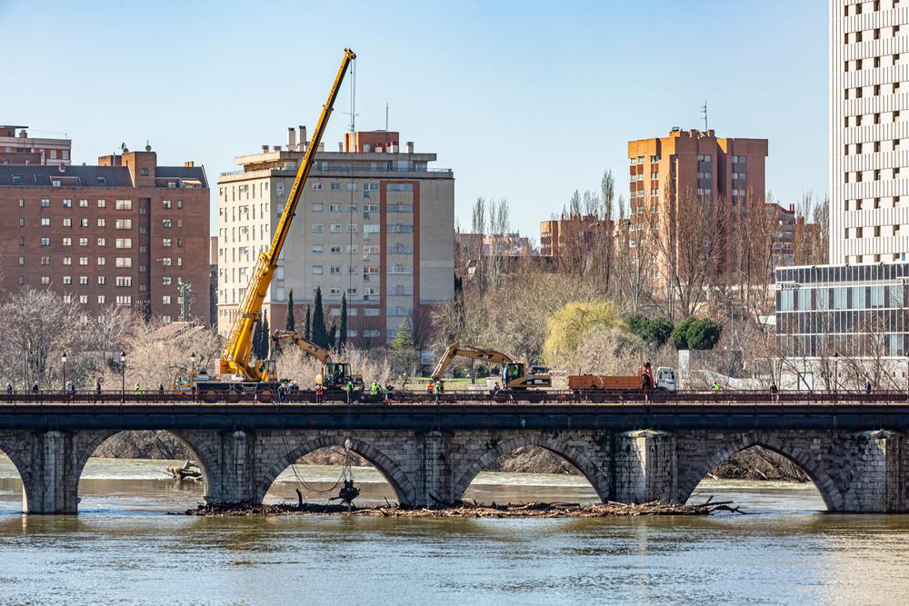 Limpieza de troncos en el Puente Mayor  / JONATHAN TAJES