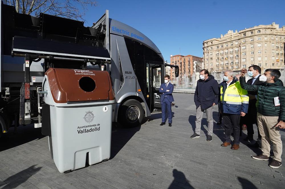 Presentación del prototipo de vehículo eléctrico de recogida de residuos del Ayuntamiento de Valladolid  / AYUNTAMIENTO DE VALLADOLID