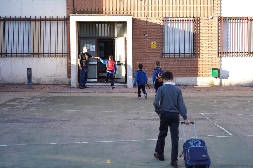 Los escolares reanudan la actividad académica en Valladolid  / MIRIAM CHACÓN / ICAL