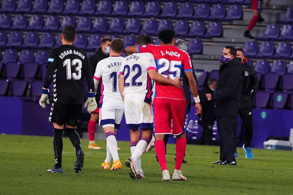 Mojica y Nacho, al final del partido Real Valladolid-Elche.  / R.GARCÍA