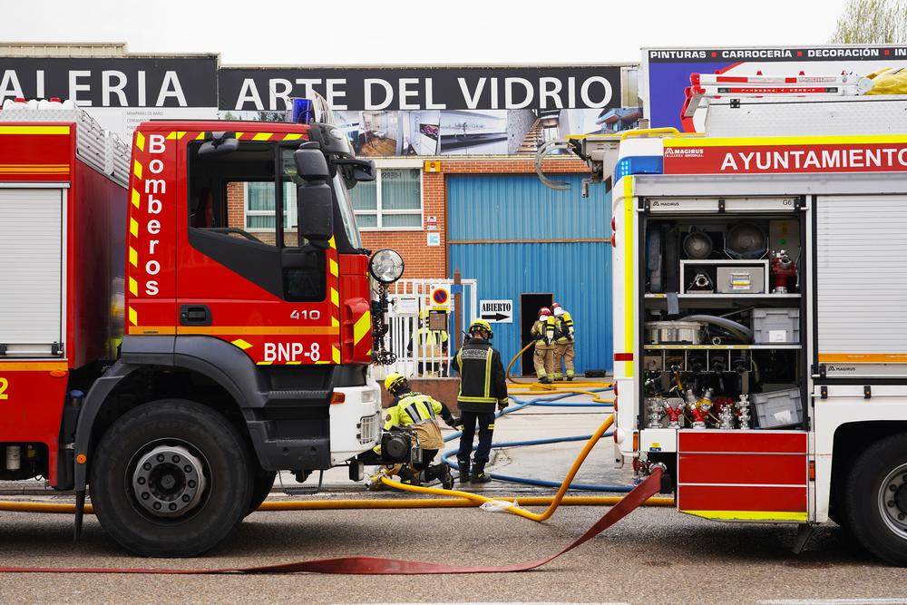 Los bomberos intervienen en el incendio de una empresa de vidrio en el Polígono de San Cristóbal
