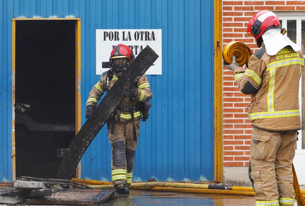 Los bomberos intervienen en el incendio de una empresa de vidrio en el Polígono de San Cristóbal  / MIRIAM CHACÓN / ICAL