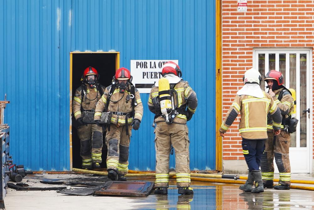 Los bomberos intervienen en el incendio de una empresa de vidrio en el Polígono de San Cristóbal  / MIRIAM CHACÓN / ICAL