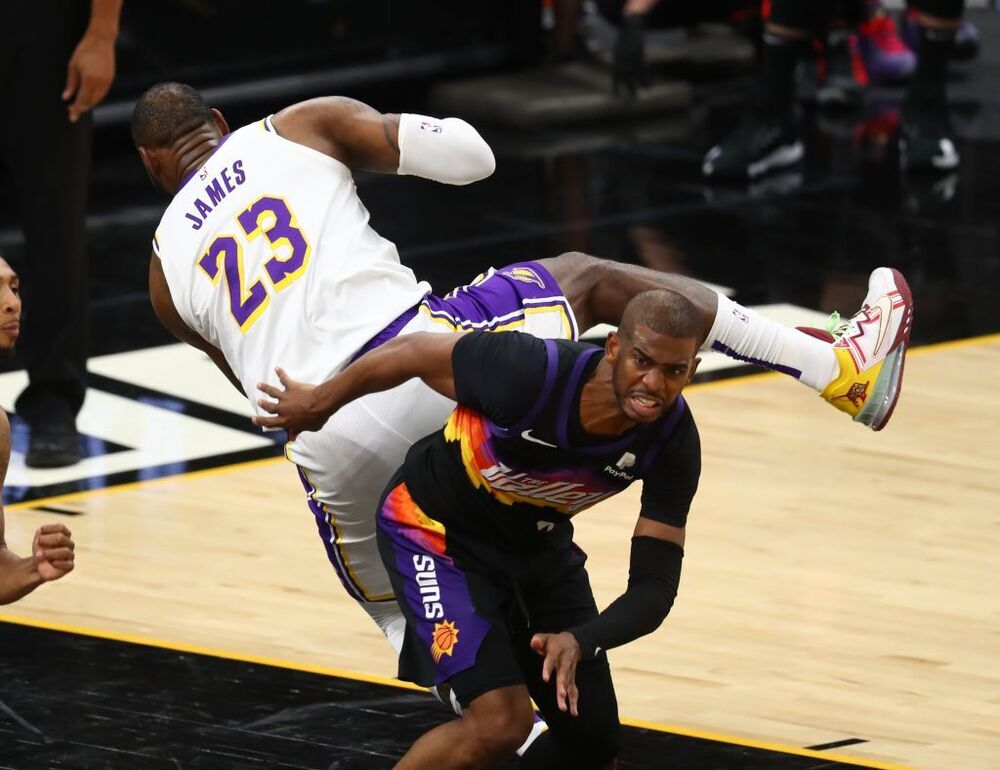 Los Lakers arrancan los 'playoffs' con derrota en Phoenix