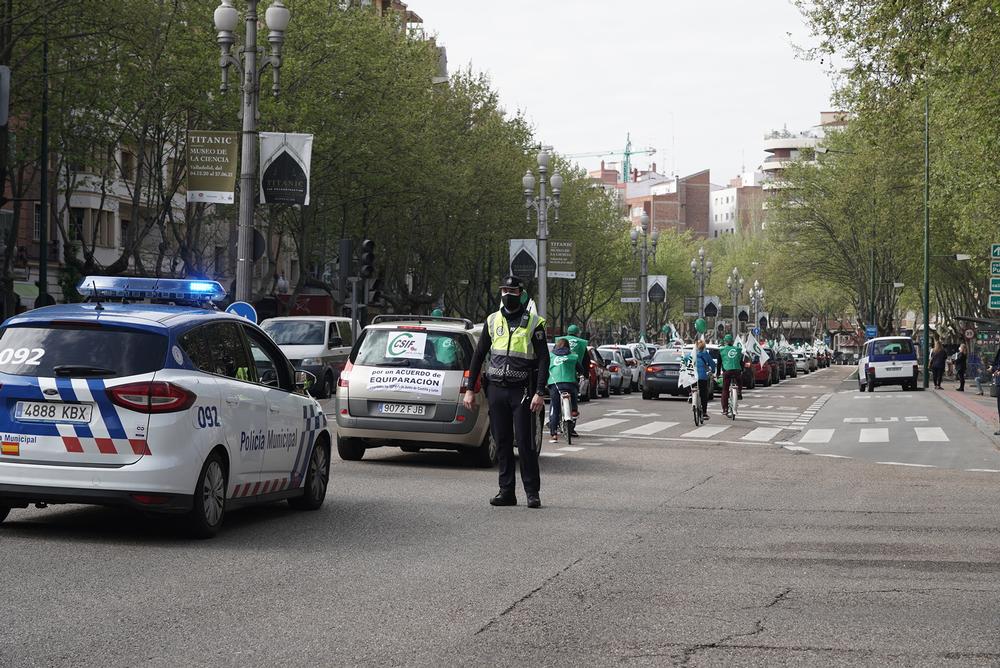 Marcha lenta en Valladolid para reclamar la equiparación de todos los trabajadores de la Junta