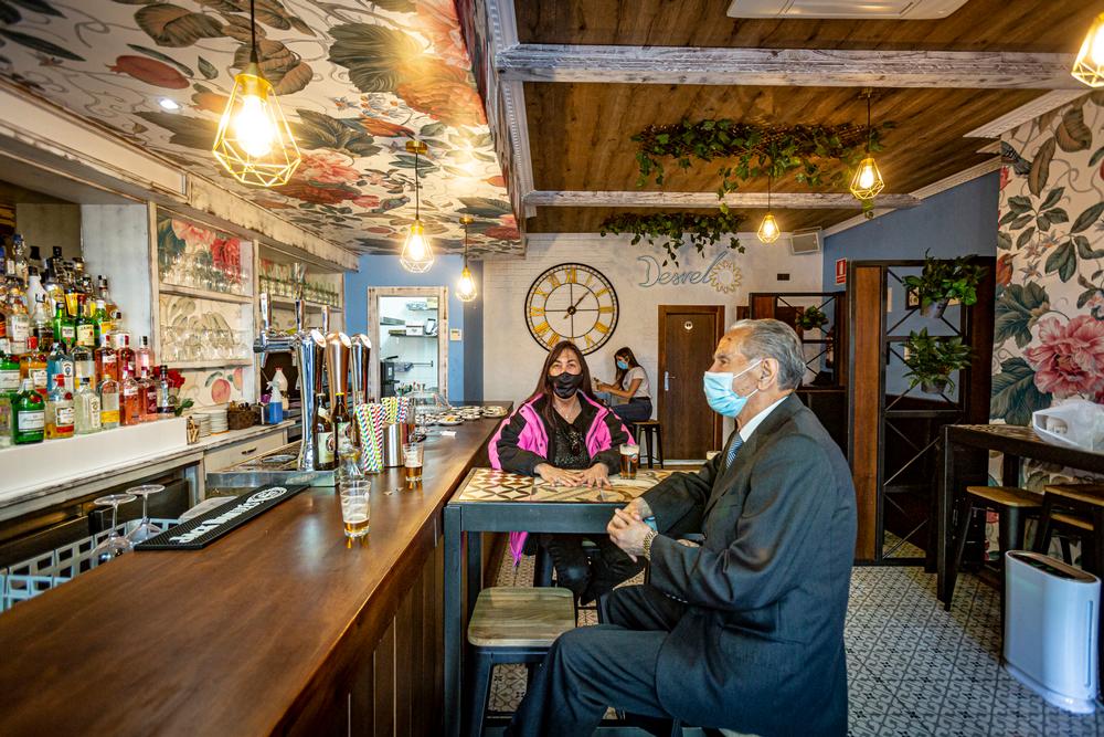 Apertura del interior de los bares y restaurantes  / JONATHAN TAJES