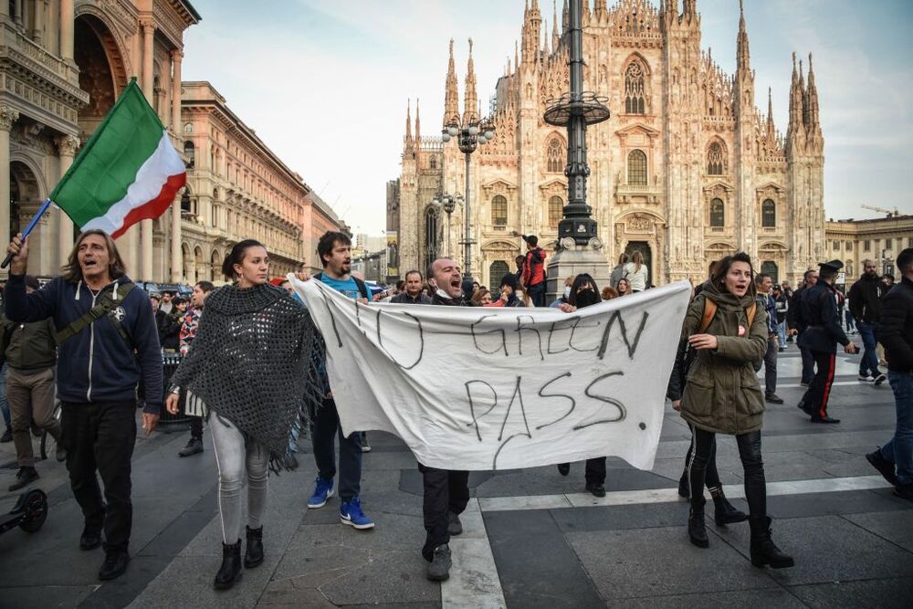 No Green Pass demonstration in Milan  / MATTEO CORNER