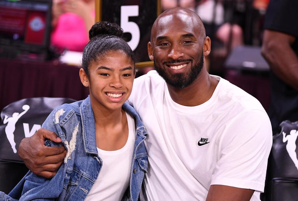Kobe junto a su hija Gianna (i).
