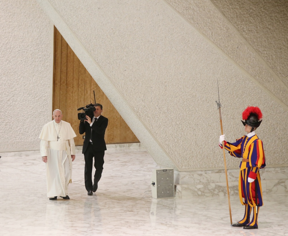 El Papa recibe a la delegación de Valladolid  / RUBÉN CACHO / ICAL