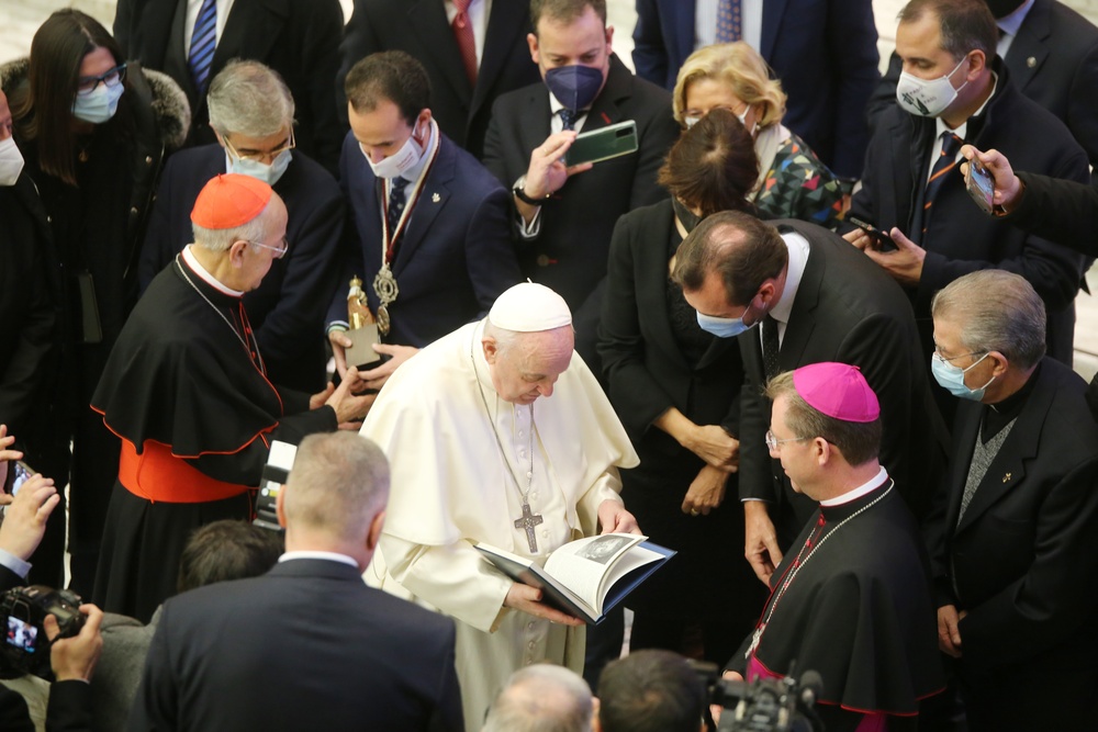 El Papa recibe a la delegación de Valladolid  / RUBÉN CACHO / ICAL