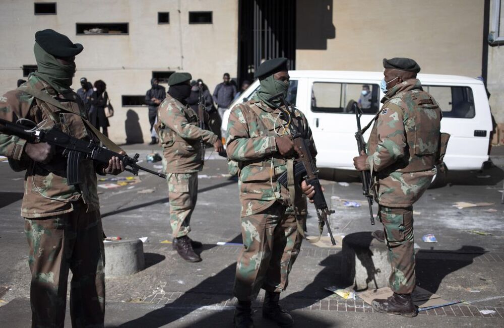 Violence and looting in South Africa after sentencing of former president Zuma  / KIM LUDBROOK