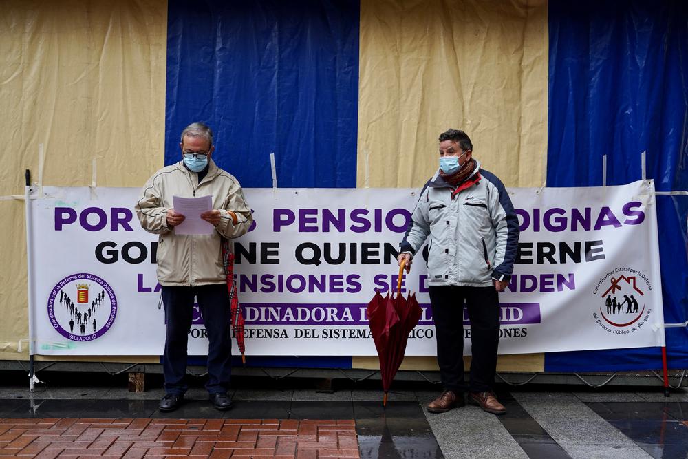 La Coordinadora por la Defensa del Sistema Publico de Pensiones en Valladolid se concentra contra la reforma de las pensiones