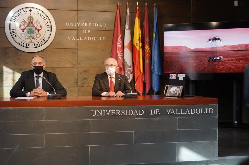 El rector, Antonio Largo Cabrerizo, y el investigador de la UVa, Fernando Rull.
